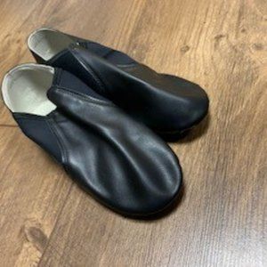 Black flexible and lightweight shoes